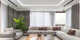 Wohnzimmer mit großen Fenster und Vorhängen