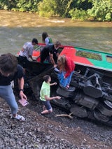 Murtalbahn entgleist und in Fluss gestürzt: 17 Verletzte