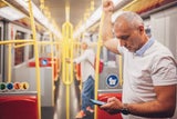 Es ist DAS alltägliche Öffi-Ärgernis: Menschen, die ihr Smartphone im Lautsprecher-Modus halten und damit gleich den halben Waggon zum Mithören zwingen.
