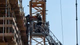 Arbeiter stürzt auf Baustelle in Wien ab: Schwer verletzt