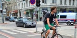 Pkw crasht mit Polizei-Auto: Eine Person verletzt