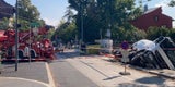 Spektakulärer Unfall in Wien: Lkw kippt in Baustelle