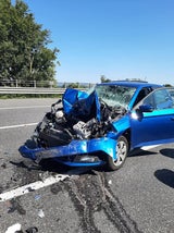 Boot bohrt sich bei Unfall auf der A1 in Auto
