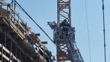 Arbeiter stürzt auf Baustelle in Wien ab: Schwer verletzt