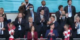 VIP-Tribüne: Mit wem scherzt Beckham da?