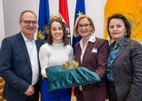 Klaus Goldmann (GF Wein Niederösterreich), Laura Hummel (Bundesweinkönigin), Landeshauptfrau Johanna Mikl-Leitner und Ilse Schnall (Goldschmiedin).&nbsp;