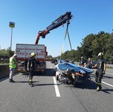 Boot bohrt sich bei Unfall auf der A1 in Auto