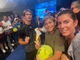 Alexander Zverev beim Signieren, in der Mitte ein großer Fan des Tennis-Stars