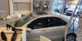 Auto-Lenkerin crasht in Schuh-Geschäft
