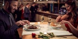 Pärchen beim Abendessen im Restaurant