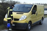 Zwei tote Flüchtlinge in Kleinbus entdeckt: Fahndung nach Schlepper
