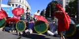 Nackte Öko-Rebellinnen besetzen Urania-Vorplatz