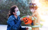 Mutter und Kind zu Halloween