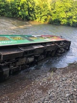Murtalbahn entgleist und in Fluss gestürzt: 17 Verletzte