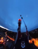 Irre: Basejumper springt von Fernheizwerks-Schlot