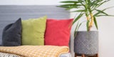 bunte Kissen auf dem Sofa