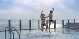 Gäste im Pool bei MSC Kreuzfahrt