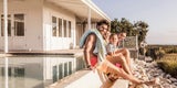 Familie vor einem Ferienhaus