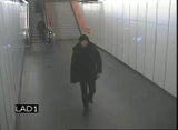 Nach Attacke in U-Bahn: Polizei sucht diesen Mann