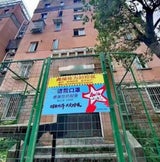 Shanghai: Menschen werden jetzt mit Zäunen eingesperrt