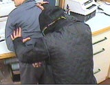 Bank-Überfall: Polizei sucht diesen Mann