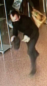 Bewaffneter Banküberfall in Salzburg: Polizei sucht diesen Mann