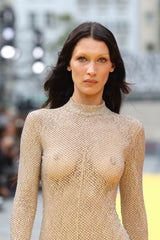 Bella Hadid im Nacktanzug