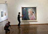 Video: Hier schütten Klima-Aktivisten Farbe auf Klimt-Bild