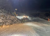 Urlauber mit Auto auf Skipiste steckengeblieben
