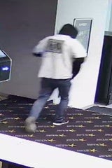 Bewaffneter Überfall: Polizei sucht diesen Mann