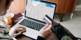 Flüge buchen am Laptop
