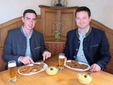 Paul Nemecek  Alexander Bernhuber mit Schnitzel