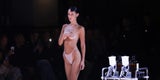 Live auf der Bühne: Bella Hadid lässt sich ihr Kleid sprühen