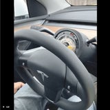 Auf Autobahn: Plötzlich fällt Tesla-Lenkrad ab