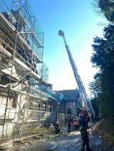 In einem Nebengebäude der Wiener Hermesvilla in Hietzing ist am Mittwoch, 16. Februar 2022 ein Dachbrand ausgebrochen. Bei dem Objekt handelt es sich um einen ehemaligen Reitstall.&nbsp;&nbsp;