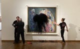 Video: Hier schütten Klima-Aktivisten Farbe auf Klimt-Bild