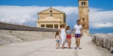 Familie spaziert Caorle Veneto
