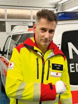 Schulbus-Lenker (63) ging mit Messer auf Sanitäter los