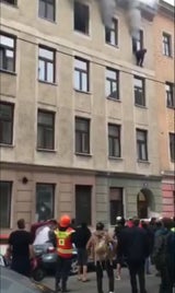 Zwei Männer bei Zimmerbrand in Wien aus dem 3. Stock gesprungen