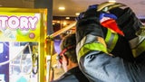 Kleinkind steckte in Spielautomaten fest