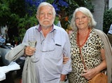 Reinhard Schwabenitzky zählte über Jahrzehnte zu den erfolgreichsten Film- und Fernsehregisseuren Österreichs. Er verstarb am heutigen Mittwoch 9. Februar, im Alter von 74 Jahren. Im Bild: Regisseur Reinhard Schwabenitzky mit Ehefrau Elfi Eschke anl. einer Vernisage am 29. Juli 2020 in Salzburg.&nbsp;&nbsp;