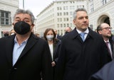 Vizekanzler Werner Kogler, Bundeskanzler Karl Nehammer und Aussenminister Alexander Schallenberg auf dem Weg zur der Angelobung