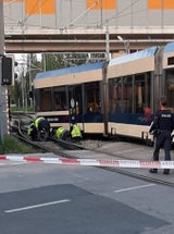 Wien: Pkw fährt über rot und wird von Lokalbahn erfasst