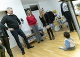 Kanzler paniert Schnitzel für Obdachlose in der "Gruft"