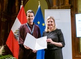 Frauenministerin Susanne Raab mit Isabel Hochstöger, Teammanagerin des Frauen-Nationalteams.
