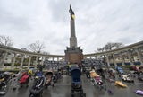 Aktivisten erinnern vor "Russendenkmal" in Wien an getötete Kinder