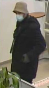 Nach Bankraub: Polizei sucht nach diesem Mann