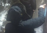 Trafik-Verkäufer niedergestochen: Polizei sucht diese Männer