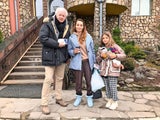 TV-Moderatorin Nataliya (M.) und ihre 9-jährige Tochter Kira müssen aus Heimat flüchten. 