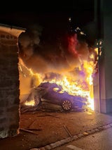 Feueranschlag? Auto-Brand griff auf AMS-Gebäude über